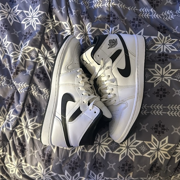 Jordan 1’s - Picture 3 of 5